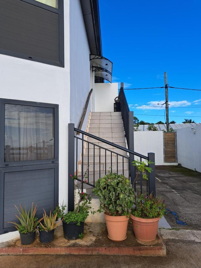 Appart A La Res Andy Accueillant 1 A 5 Pers Arrive Autonome , 2 Places De Parking Dans La Cour Devant La Maison Saint-Denis Exterior foto